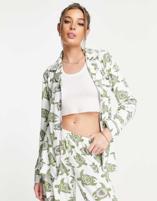 The Wellness Project - Cremehvidt pyjamassæt med lange bukser og skildpaddeprint, 2 af 4