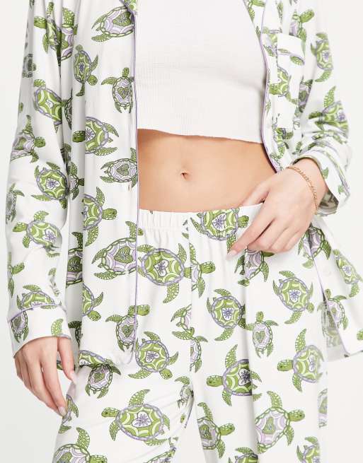 The Wellness Project - Cremehvidt pyjamassæt med lange bukser og skildpaddeprint, 3 af 4