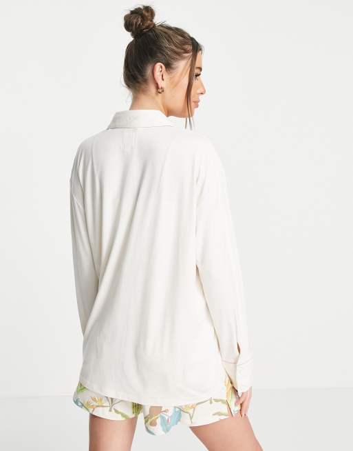 Asos Donna Abbigliamento Camicie Camicie a maniche lunghe Pigiama con camicia a maniche lunghe beige e pantaloncini con stampa natura 