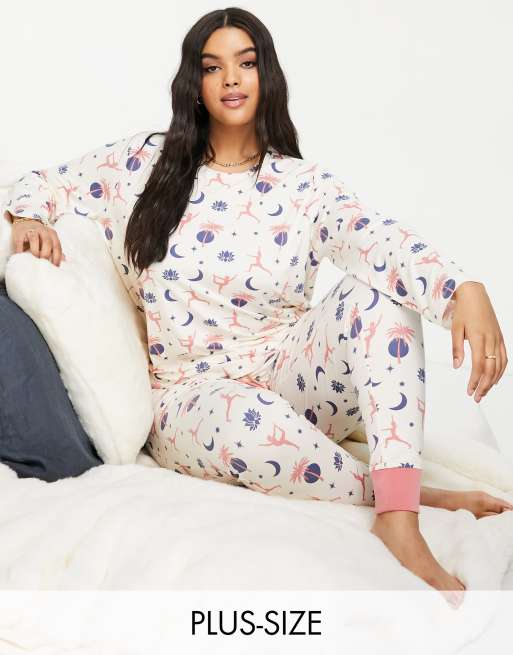 The Wellness Project Plus - Lange pyjamaset in roze met yogaprint