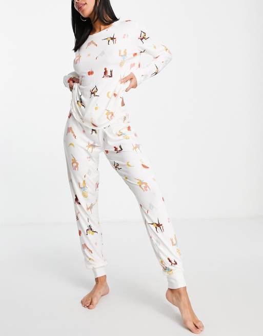 The Wellness Project x Chelsea Peers - Cremefarvet langt pyjamassæt med yogaprint