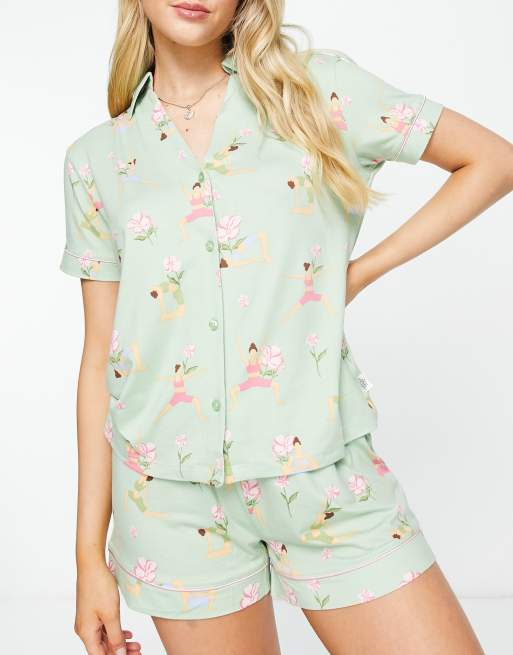 The Wellness Project x Chelsea Peers - Korte pyjamaset met yogaprint in lichtgroen en roze