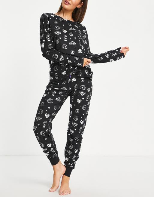The Wellness Project x Chelsea Peers - Langt sort pyjamassæt med mystiske motiver i folie