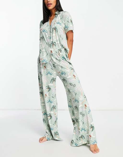 The Wellness Project x Chelsea Peers - Pyjamaset met wijde pijpen in marineblauw met 'Bali Swing' print