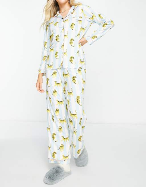The Wellness Project x Chelsea Peers – Salviafärgad-, randig- och leopardmönstrad pyjamas i lång modell