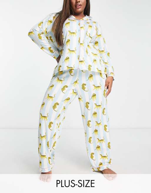 The Wellness Project x Chelsea Peers - Salviegrønt pyjamassæt med skjorte og lange bukser med striber og leopardprint