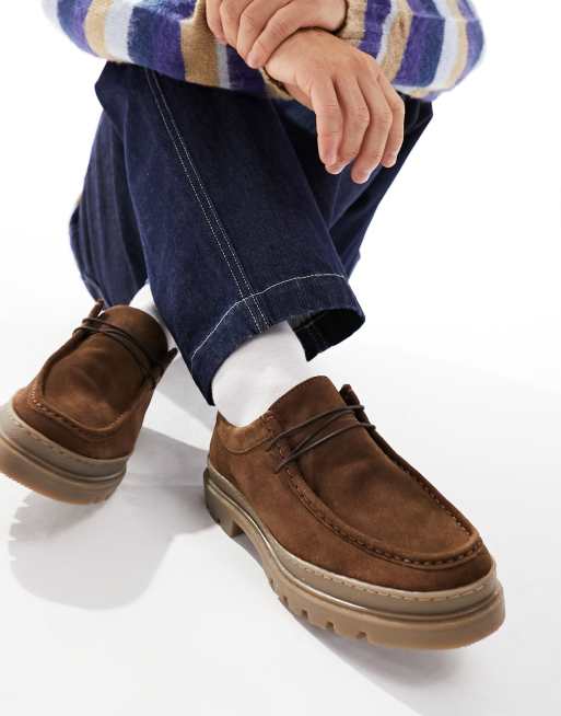 Thomas Crick - Schoenen met mocassinnaad en dikke zool in bruin suède
