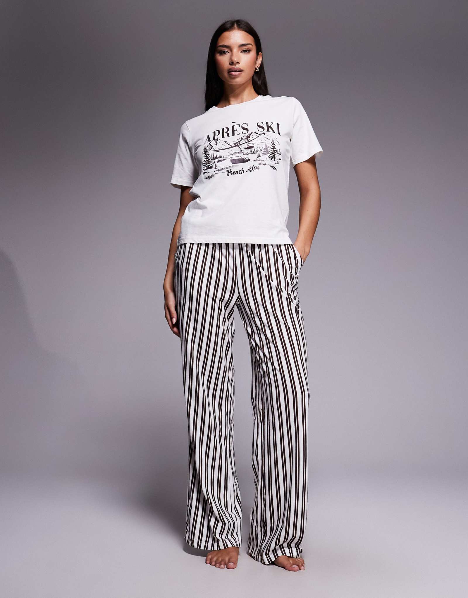 Поношенная апрельская лыжная пижама с коротким рукавом и полосатыми брюками бежевого и коричневого цветов