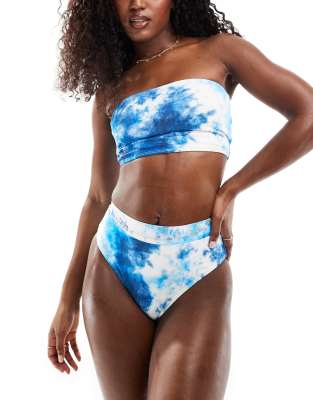 Threadbare - Bikini mit blauem Batikmuster mit trägerlosem Bikinioberteil und Bikinihose mit hohem Bund