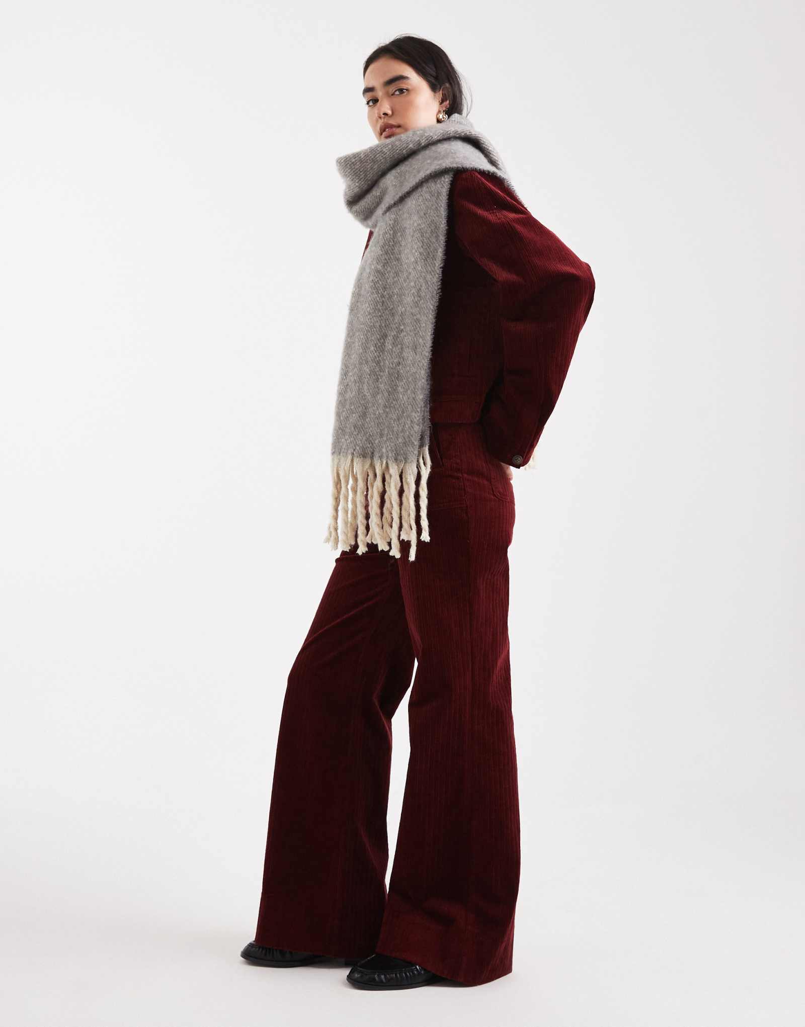 Поношенный шарф-одеяло серого цвета