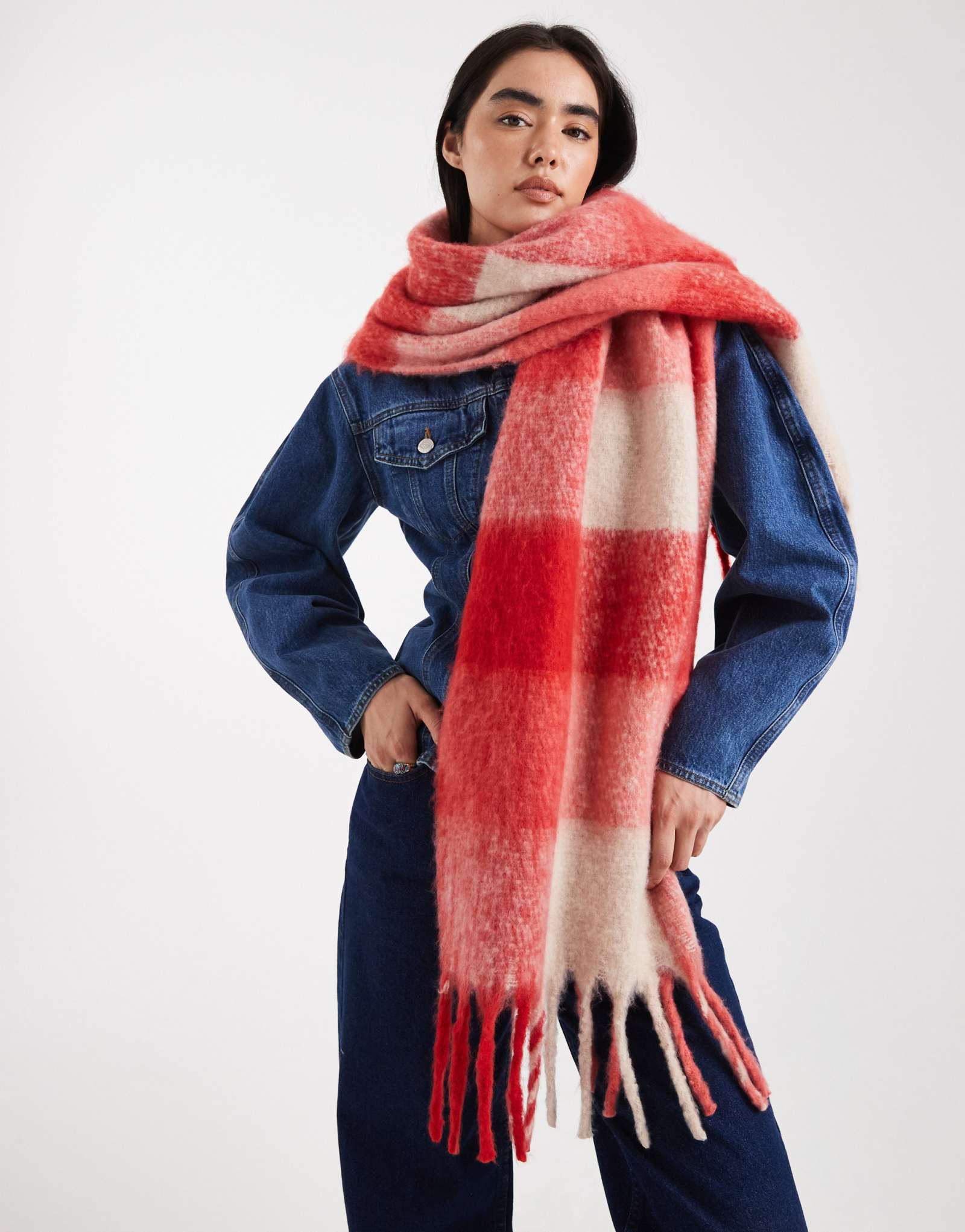 Поношенный шарф-одеяло с принтом в красную клетку