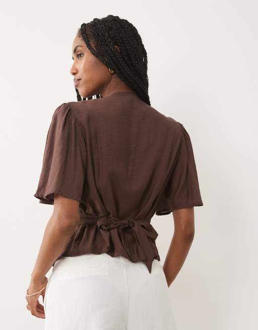 Threadbare - blusa con cuello de pico y botones en contraste en marrón chocolate, 4 de 4