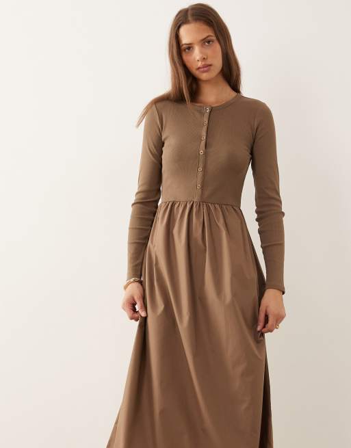 Threadbare – Brązowa sukienka midi z dżerseju i popeliny z górą zapinaną na guziki, 2 z 4