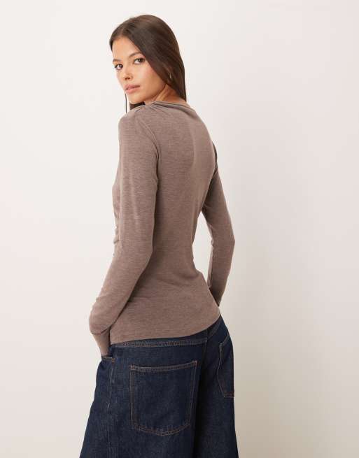 Threadbare – Brun, långärmad jerseytopp med båtringning och drapering framtill, 4 av 4