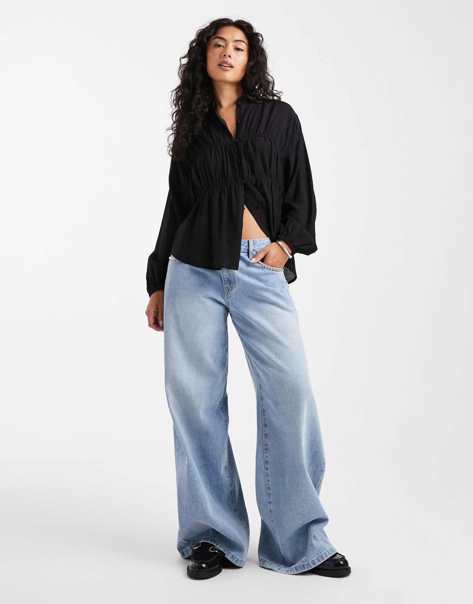 Поношенная блузка с длинным рукавом на пуговицах черного цвета