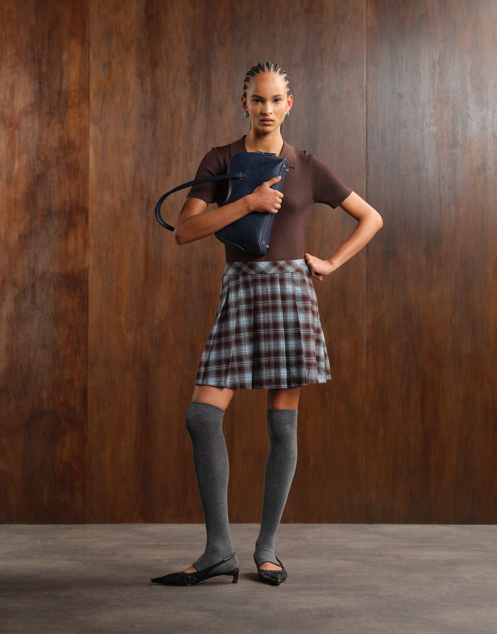 Поношенная клетчатая плиссированная мини-юбка синего цвета