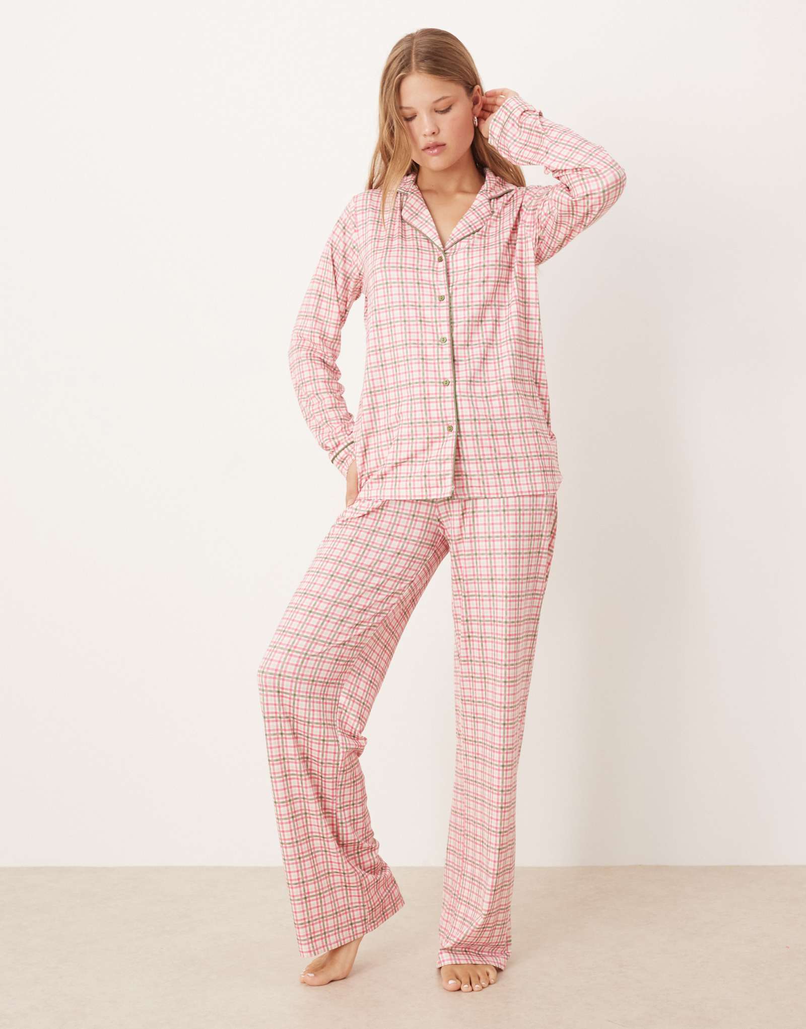 Пижамный комплект с длинными рукавами и пуговицами в розово-зеленую клетку с поношенным принтом