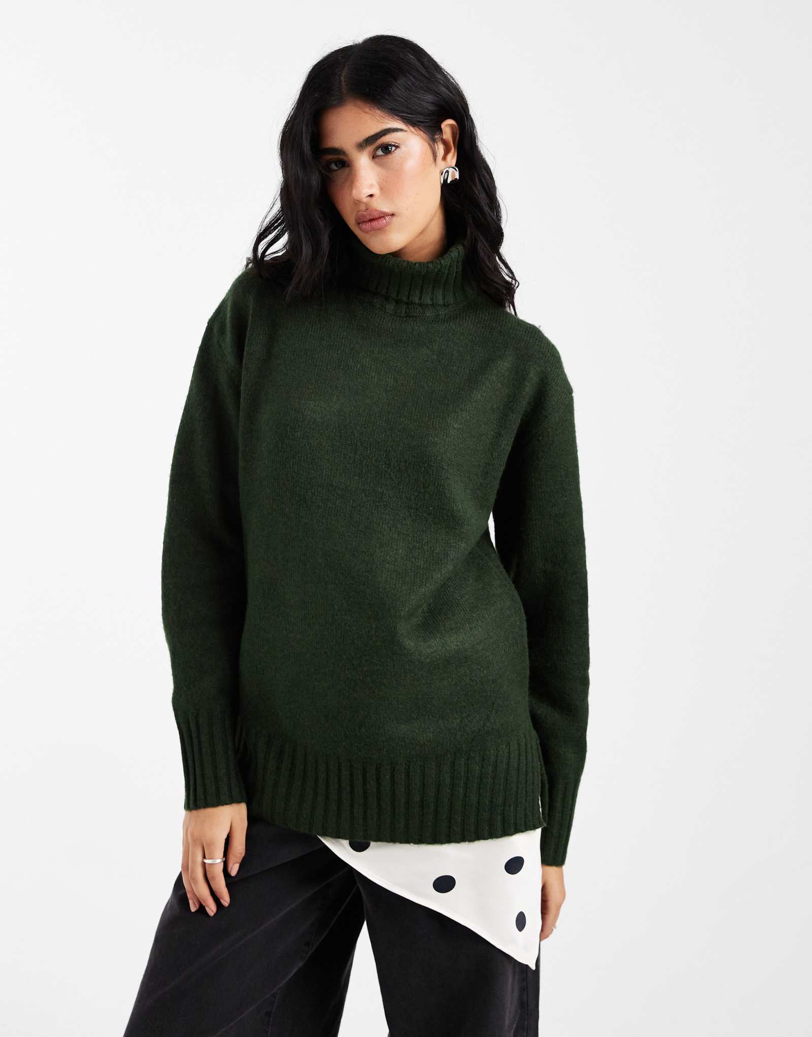 Поношенный свитер-водолазка из плотной вязки с высоким воротом цвета хаки