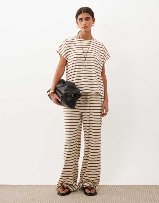 Threadbare Co-ord-T-Shirt in Ecru und braunem Streifenmuster, 2 von 4