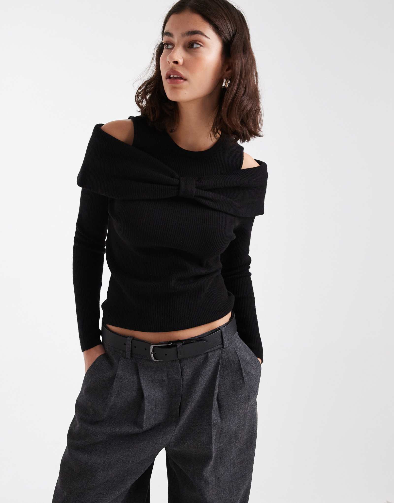 Поношенный свитер с открытыми плечами и длинным рукавом с бантом черного цвета