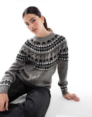 crew neck patterned sweater in gray and black