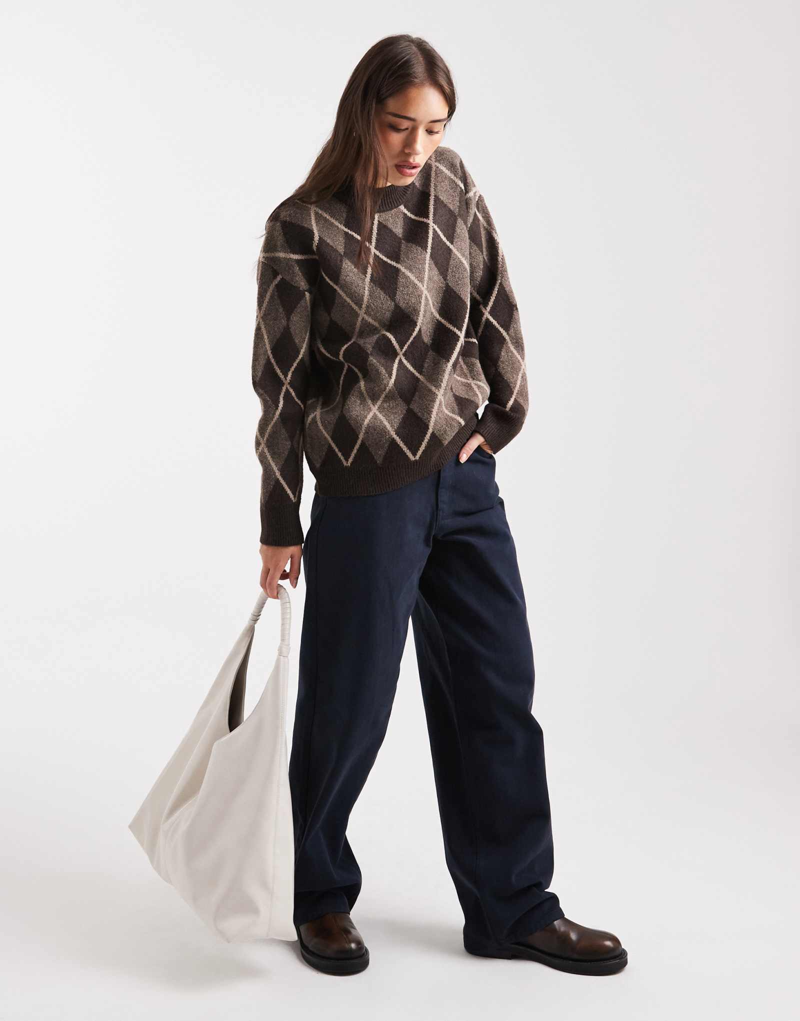 Поношенный свитер с круглым вырезом из коричневого аргайла