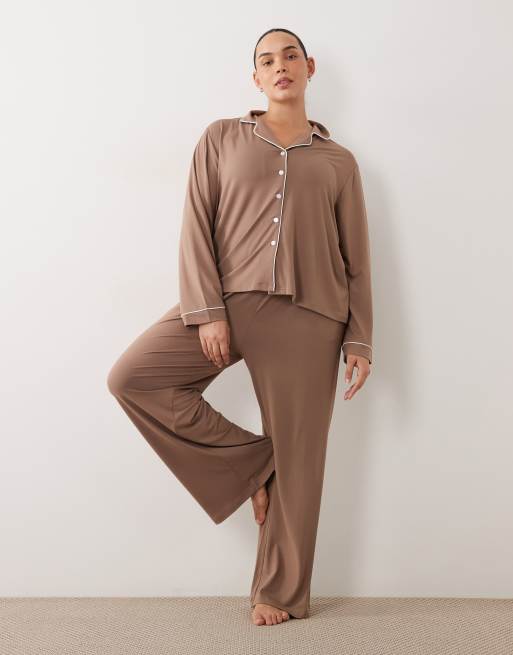 Threadbare Curve Pyjama-Set mit Knopfleiste in Mokka-Braun mit kontrastierendem weißen Besatz, 2 von 4