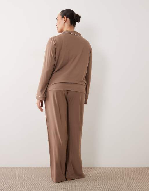 Threadbare Curve pyjamaset met knoopsluiting van superzachte stof in mocha brown met contrasterende witte bies, 3 van 4
