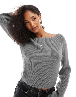 Threadbare - Figurbetonter Pullover in Grau mit Schlitzärmeln