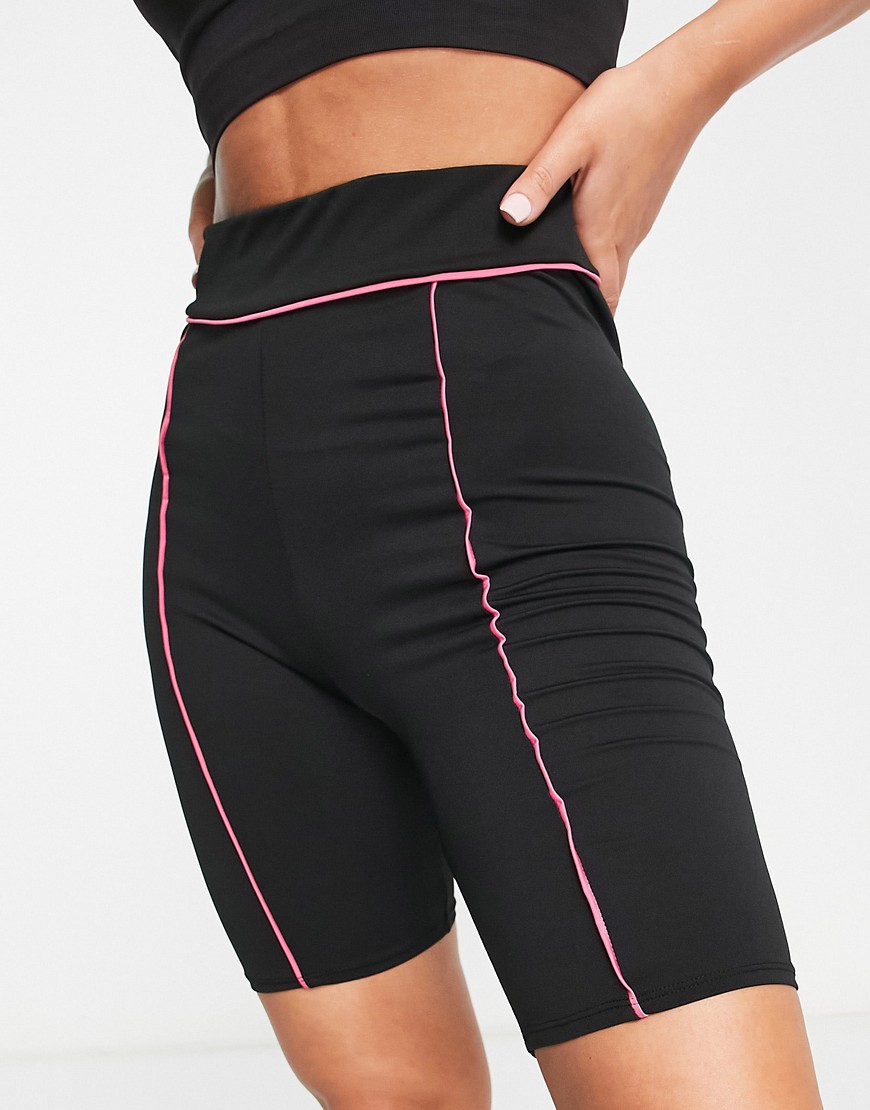 Fitness gym legging shorts with contrast piping in black