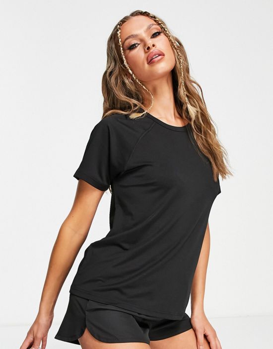 https://images.asos-media.com/products/threadbare-fitness-gym-t-shirt-in-black/202095017-1-black?$n_550w$&wid=550&fit=constrain