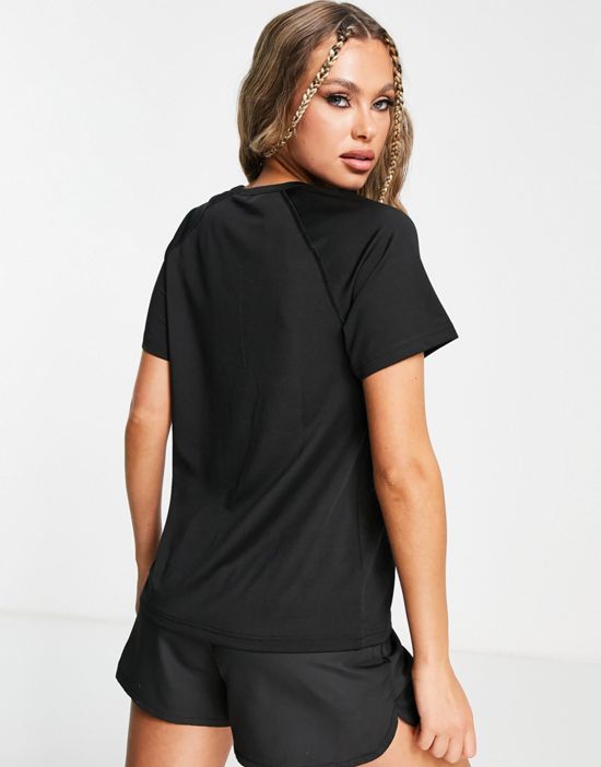 https://images.asos-media.com/products/threadbare-fitness-gym-t-shirt-in-black/202095017-2?$n_550w$&wid=550&fit=constrain