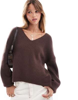 Threadbare - Flauschiger, lockerer Pullover in Braun mit V-Ausschnitt