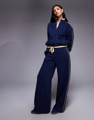 Threadbare - Fleece-Trainingshose in Marineblau mit geradem Bein und gelbem Kontrastbesatz, Kombiteil