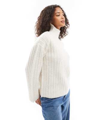 Threadbare - Gerippter Pullover in Creme mit Stehkragen-Weiß