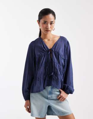 Threadbare - Gesmokte, langärmlige Bluse in Blau mit geschnürter Vorderseite