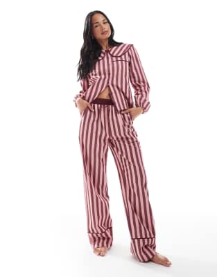 Threadbare - Gestreifter Pyjama mit Knopfleiste und Kragen in Burgunderrot und Rosa
