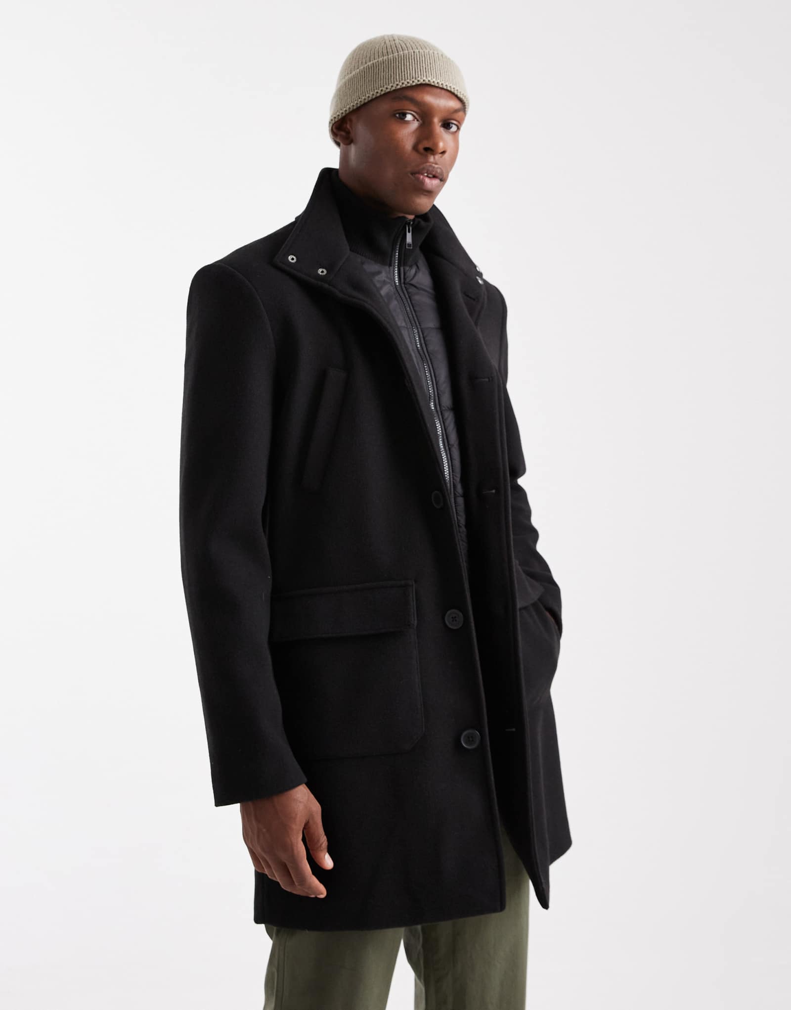 Поношенная куртка-ветровка на пуговицах с высоким воротом и капюшоном черного цвета