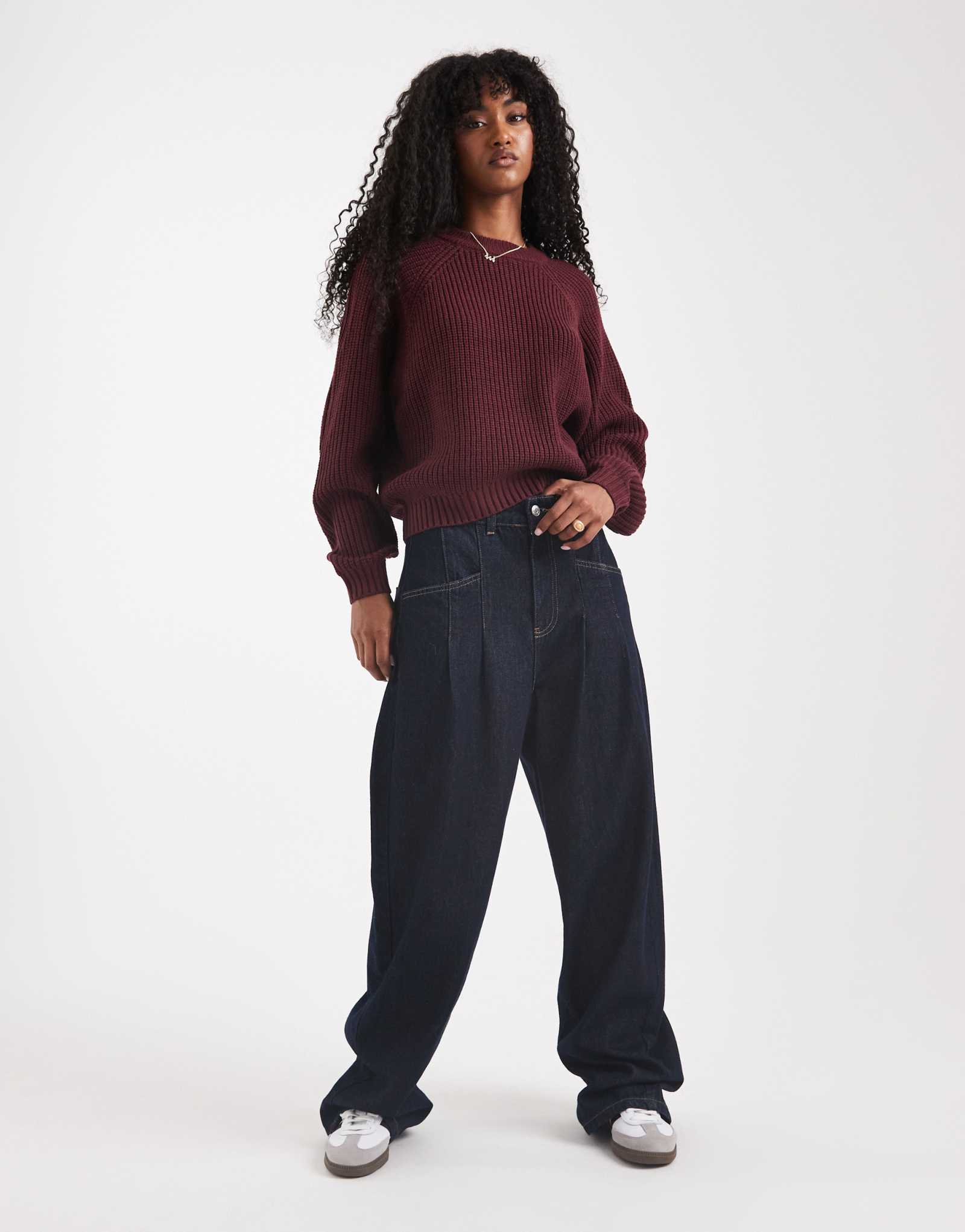 Поношенный свитер с высоким воротом на рис