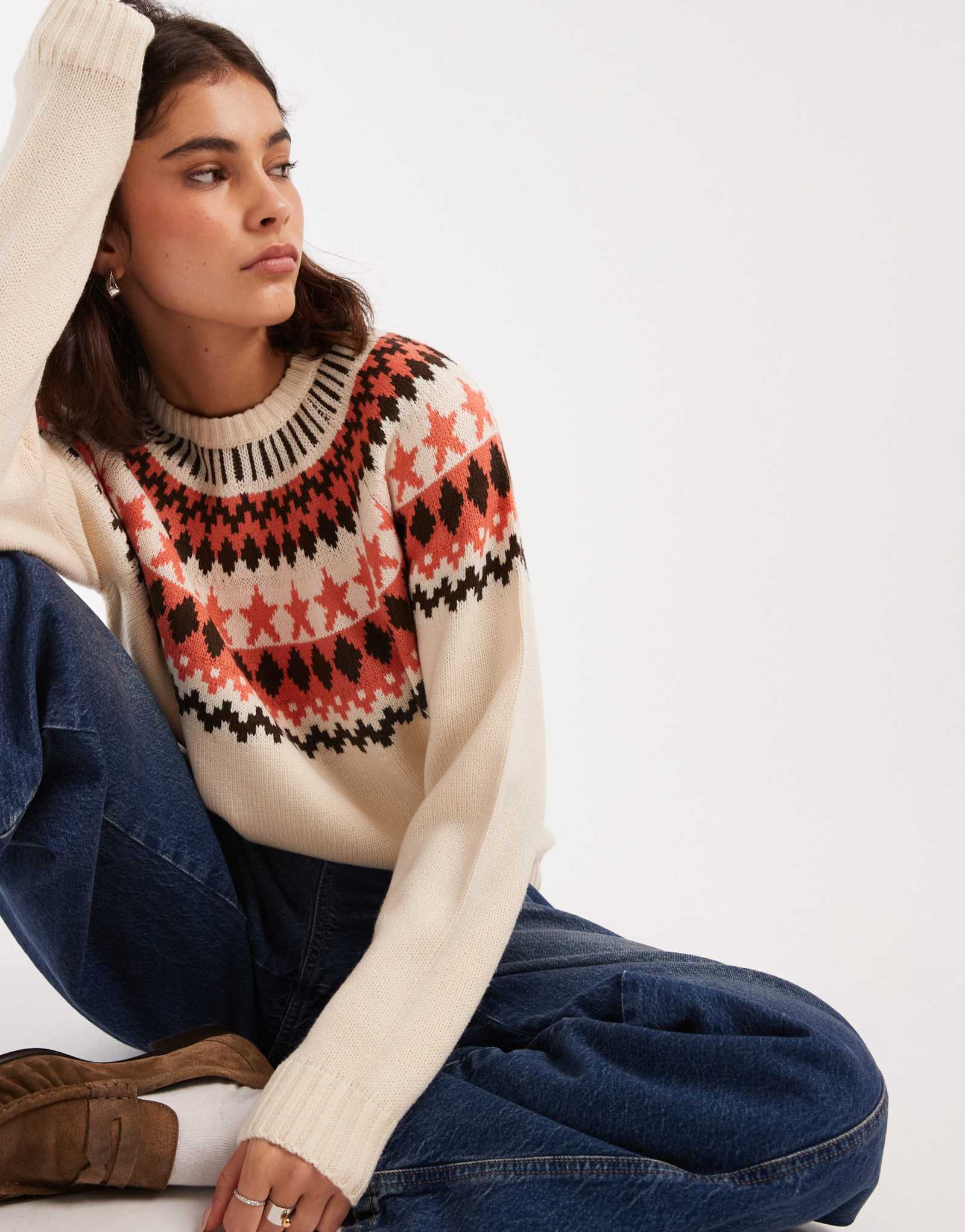 Поношенный свитер с высоким воротом и рисунком из разноцветных