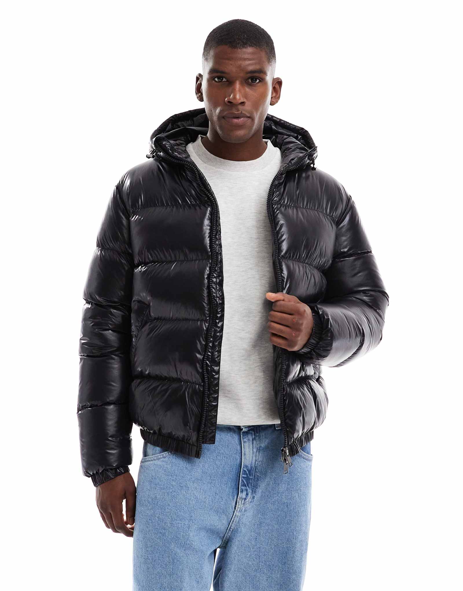 Поношенный блестящий пуховик с капюшоном черного цвета