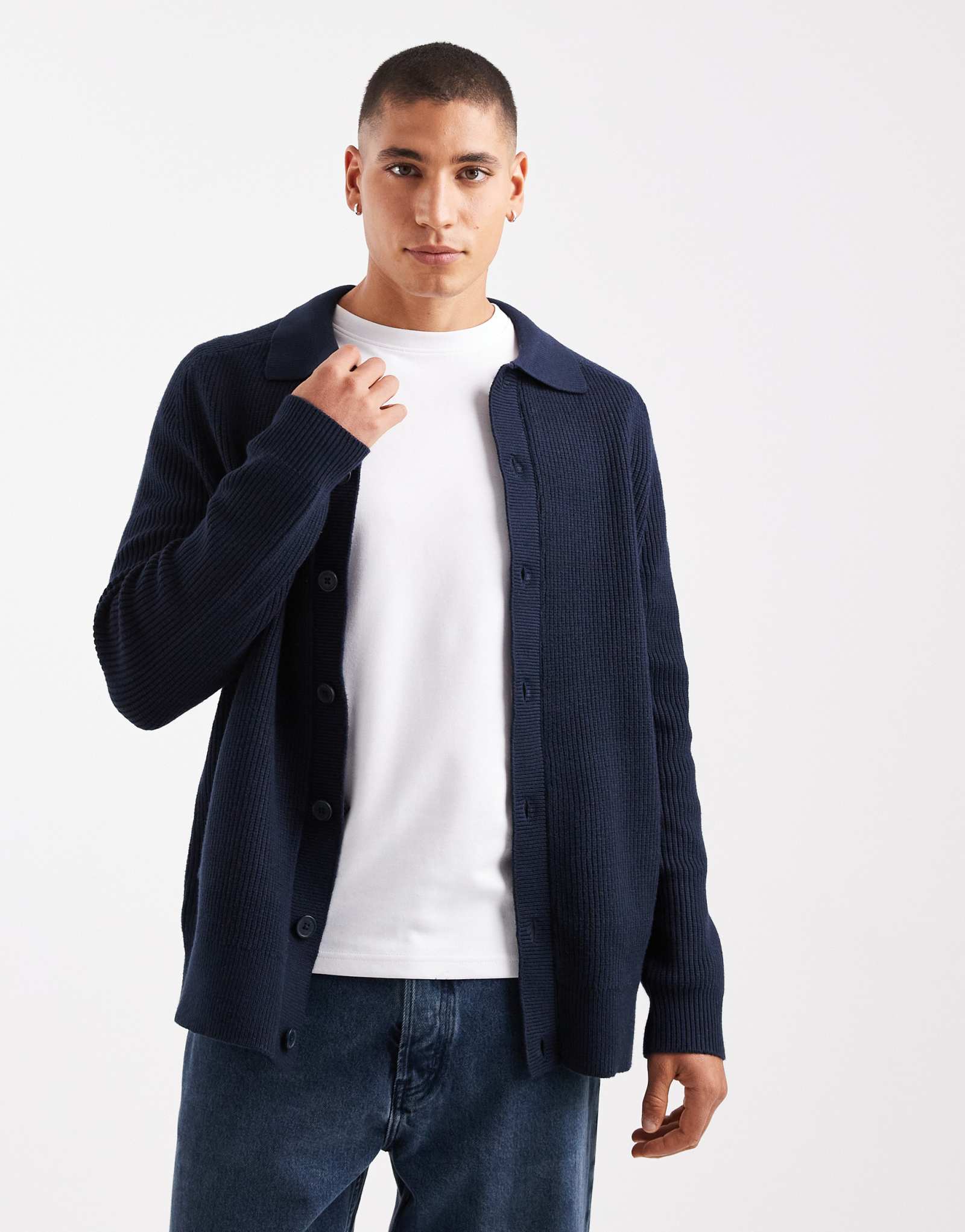 Поношенный вязаный кардиган на пуговицах с воротником темно-синего цвета