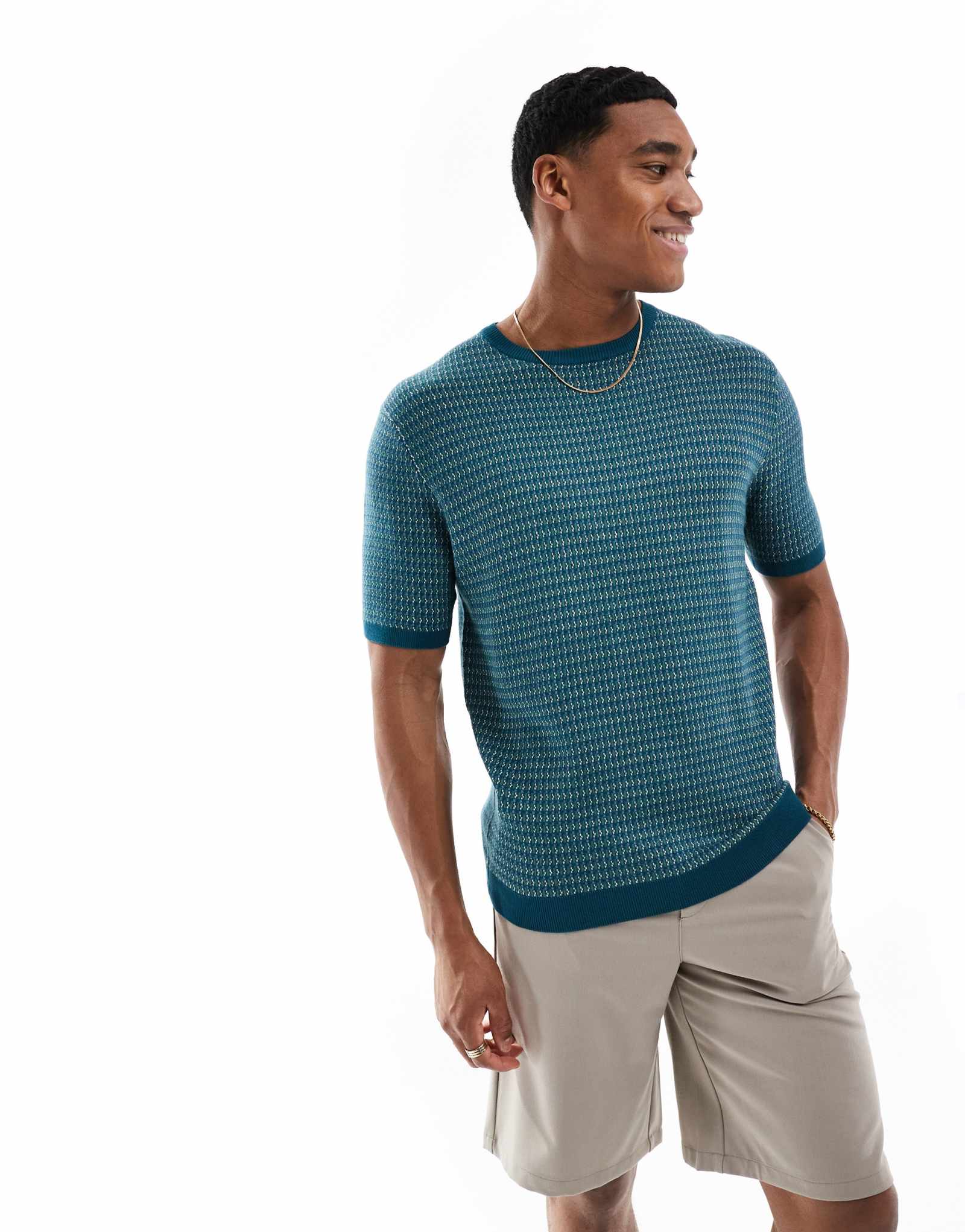 Поношенная трикотажная футболка с гео-принтом синего и бежевого цветов 4290₽