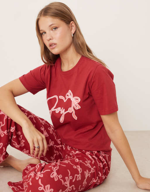 Threadbare – Kurzärmliger Pyjama in Rosa und Burgunderrot mit „Joy“-Print und Hose mit Muster, 3 von 4