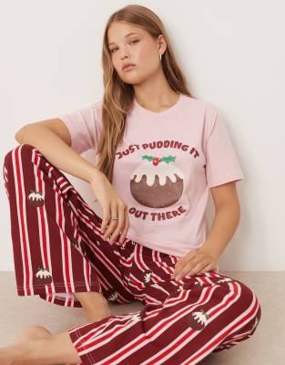 Threadbare - Kurzärmliger Pyjama mit Weihnachtspudding-Print und Hose in Rosa und Rot gestreift