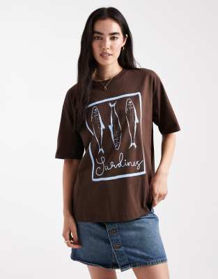 Threadbare - Kurzärmliges T-Shirt aus Baumwolle in Schokobraun mit Sardinen-Grafik-Brown