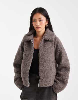 Threadbare - Kurze Jacke aus Teddystoff in Grau