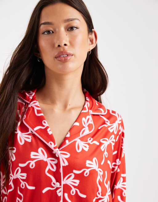 Threadbare – Langärmliger Pyjama in Rot mit Schleifenprint, 2 von 4