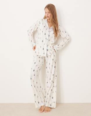Threadbare - Langärmliger Pyjama in Weiß und Blau mit Knopfleiste und Ski-Printmuster