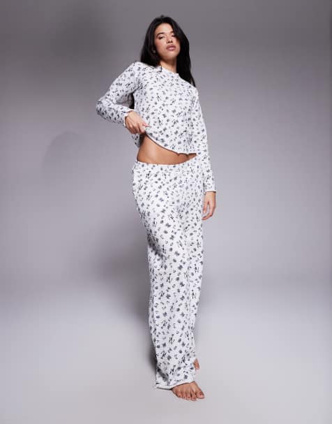 Threadbare – Langärmliger Pyjama in Weiß und Blau mit Rollsaum und Ski-Printmuster - view 1